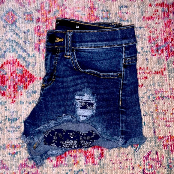 Harper- Medium wash Destructed Shorts W/ Floral Pocket Detailing- Size 25- EUC - Picture 8 of 8